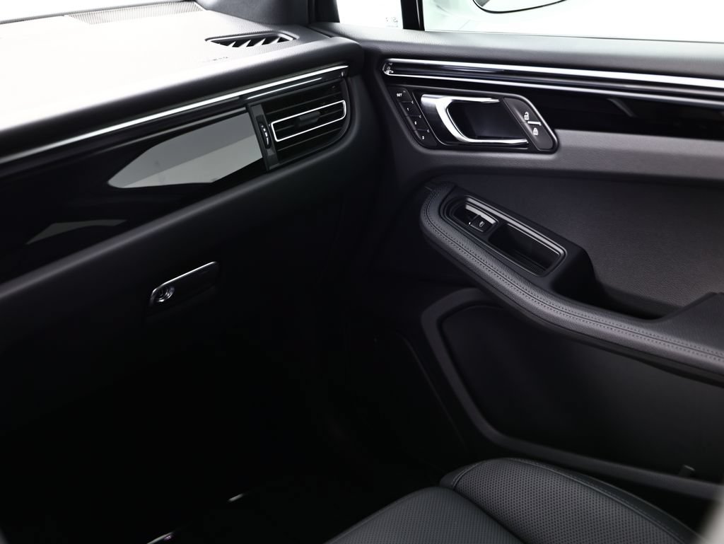 New 2026 Porsche Macan AWD/4WD image 31