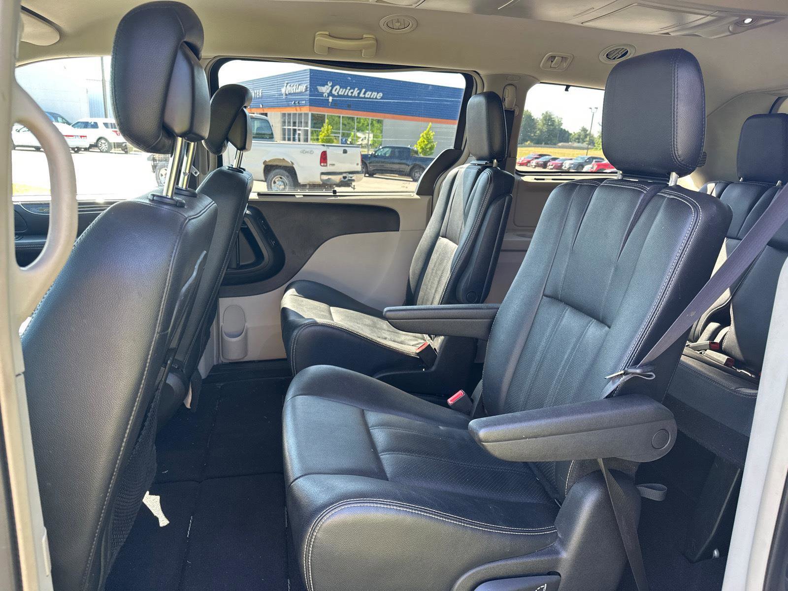Used 2016 Chrysler Town & Country Touring-L w/ Driver Convenience Group FWD image 7