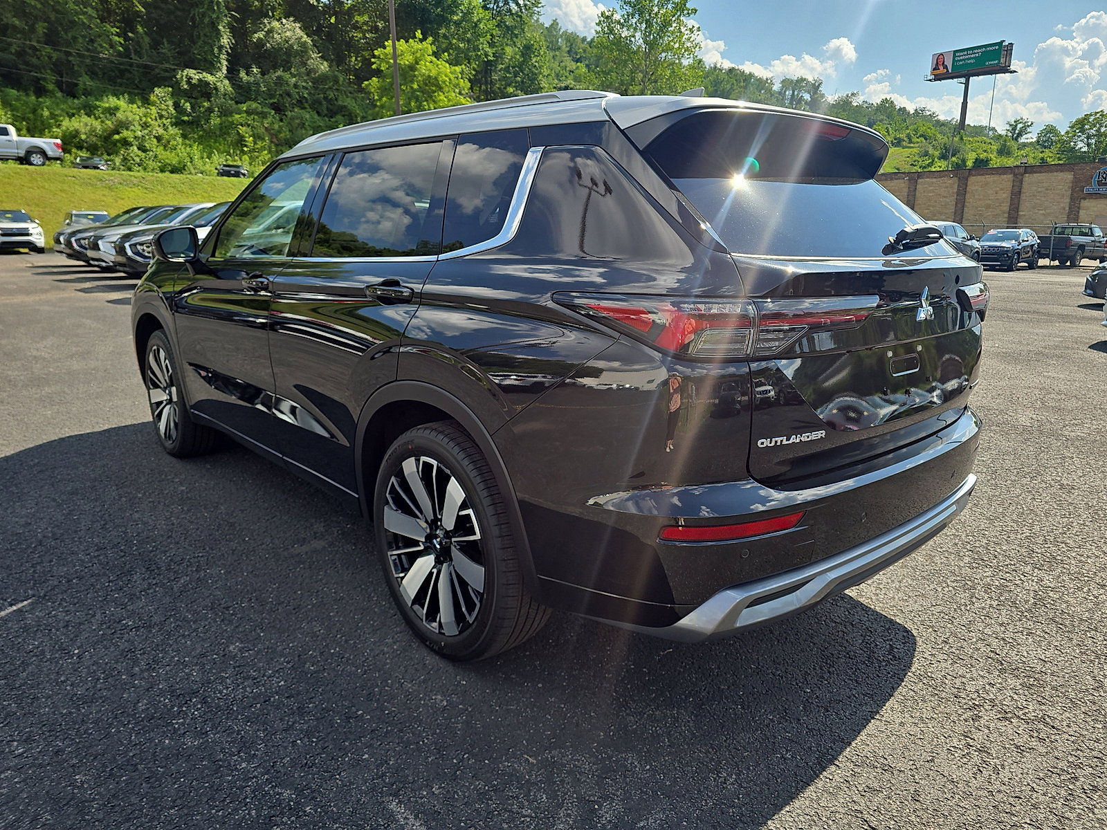 New 2025 Mitsubishi Outlander image 6