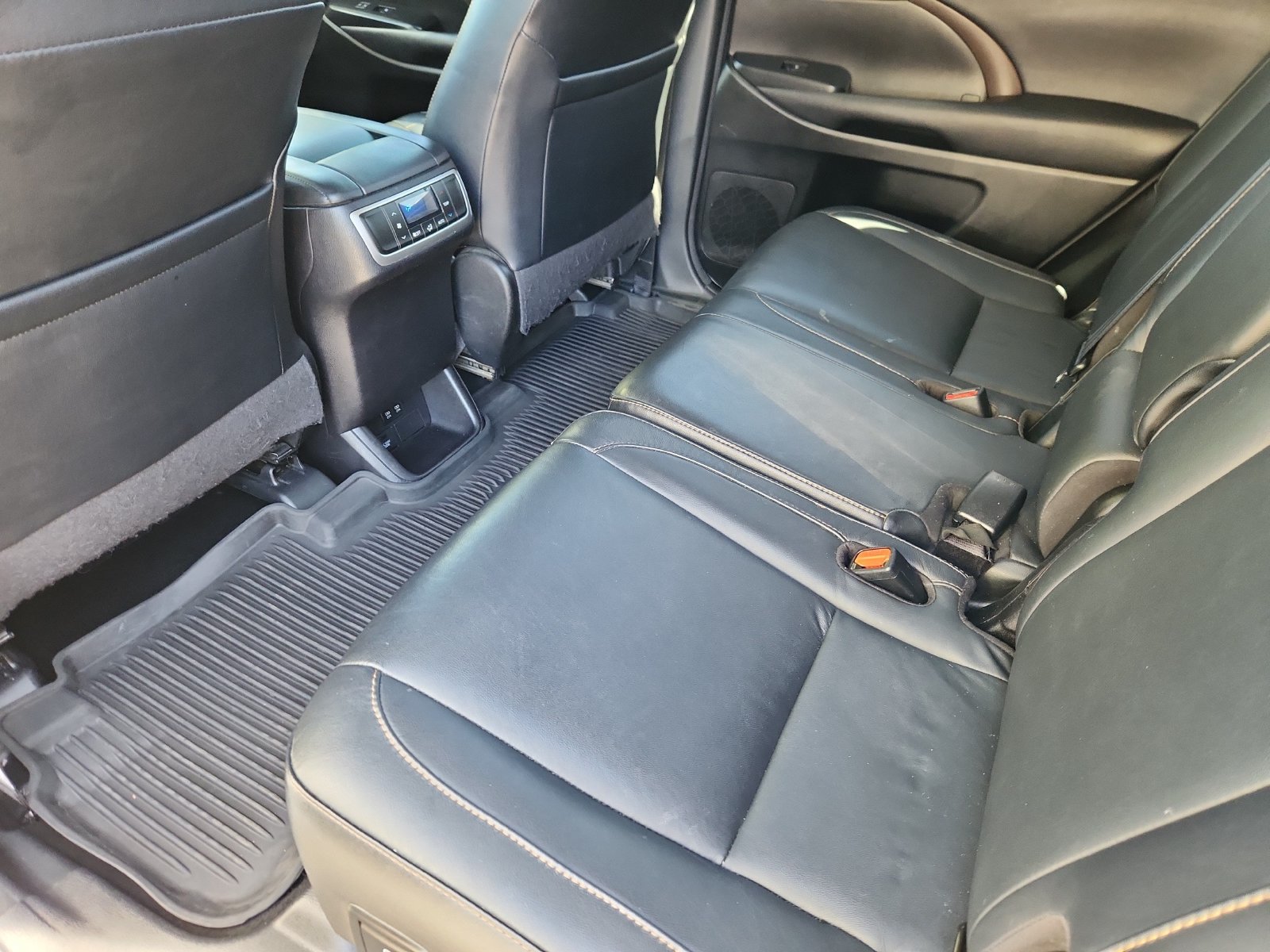Used 2018 Toyota Highlander XLE AWD/4WD image 11