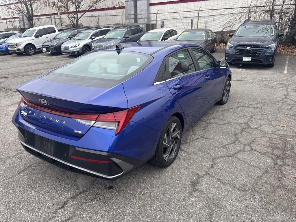 Used 2024 Hyundai Elantra Limited image 7