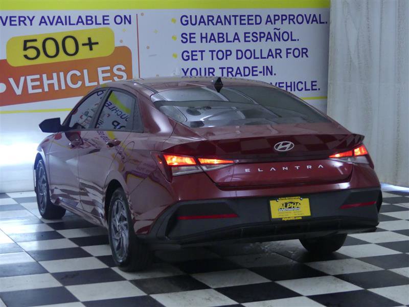 Used 2024 Hyundai Elantra SEL image 3