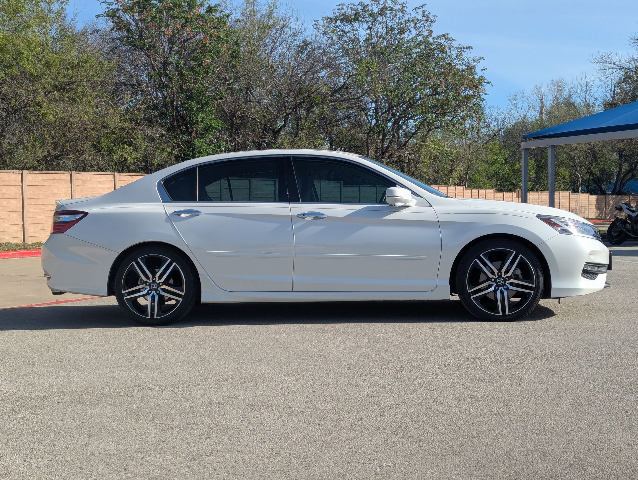 Used 2016 Honda Accord Touring image 2