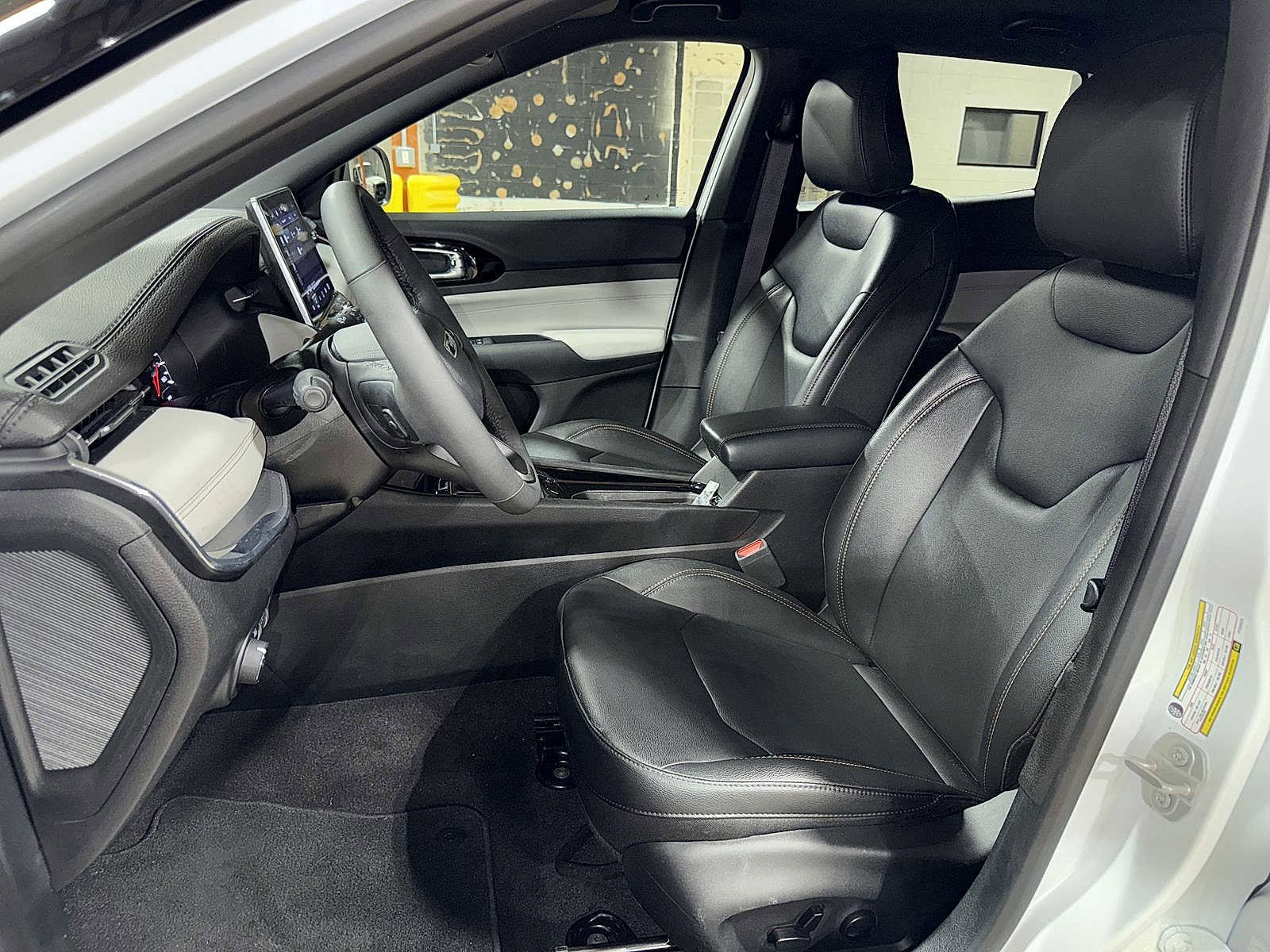 Used 2023 Jeep Compass Limited image 15