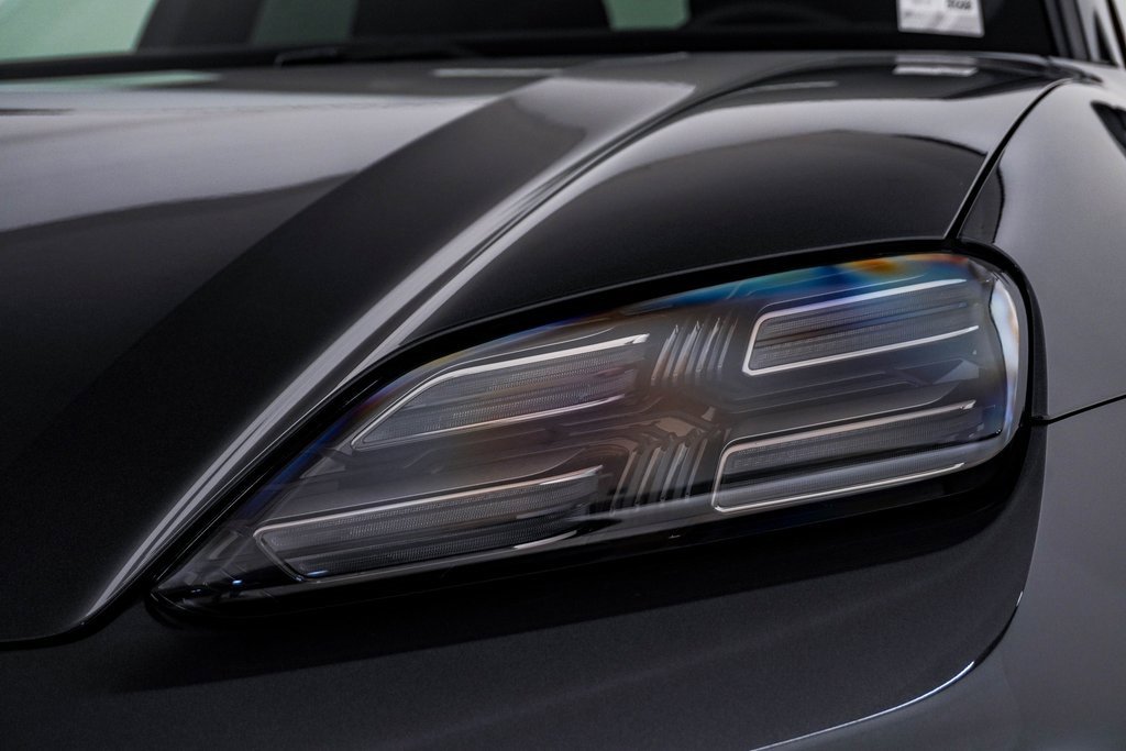 Certified 2025 Porsche Macan Electric image 7