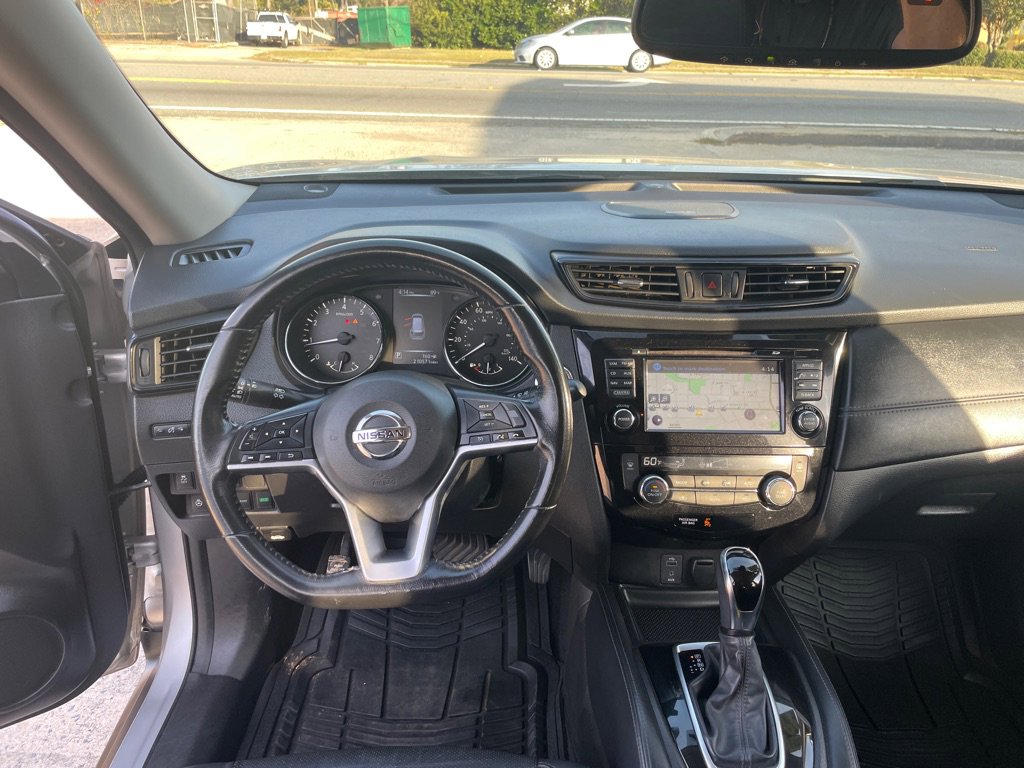 Used 2017 Nissan Rogue SL FWD image 32