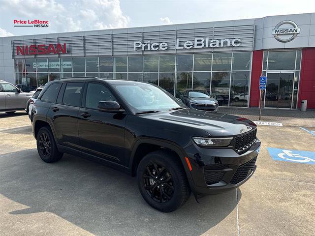 Used 2025 Jeep Grand Cherokee Altitude AWD/4WD image 1