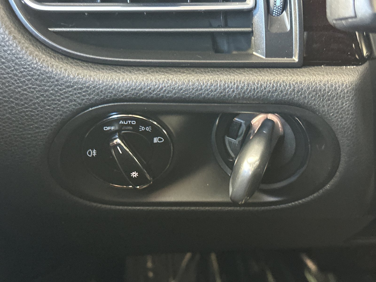 Certified 2023 Porsche Macan Turbo AWD/4WD image 31
