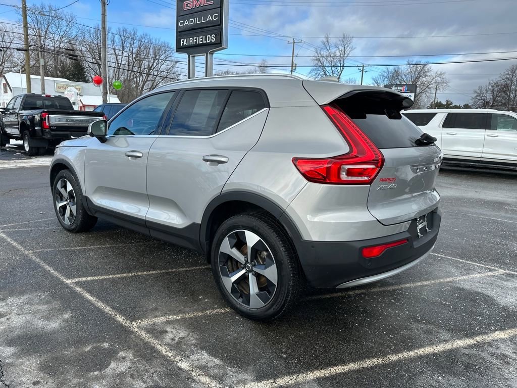 Used 2023 Volvo XC40 B5 Plus w/ Driver Assist Package image 3