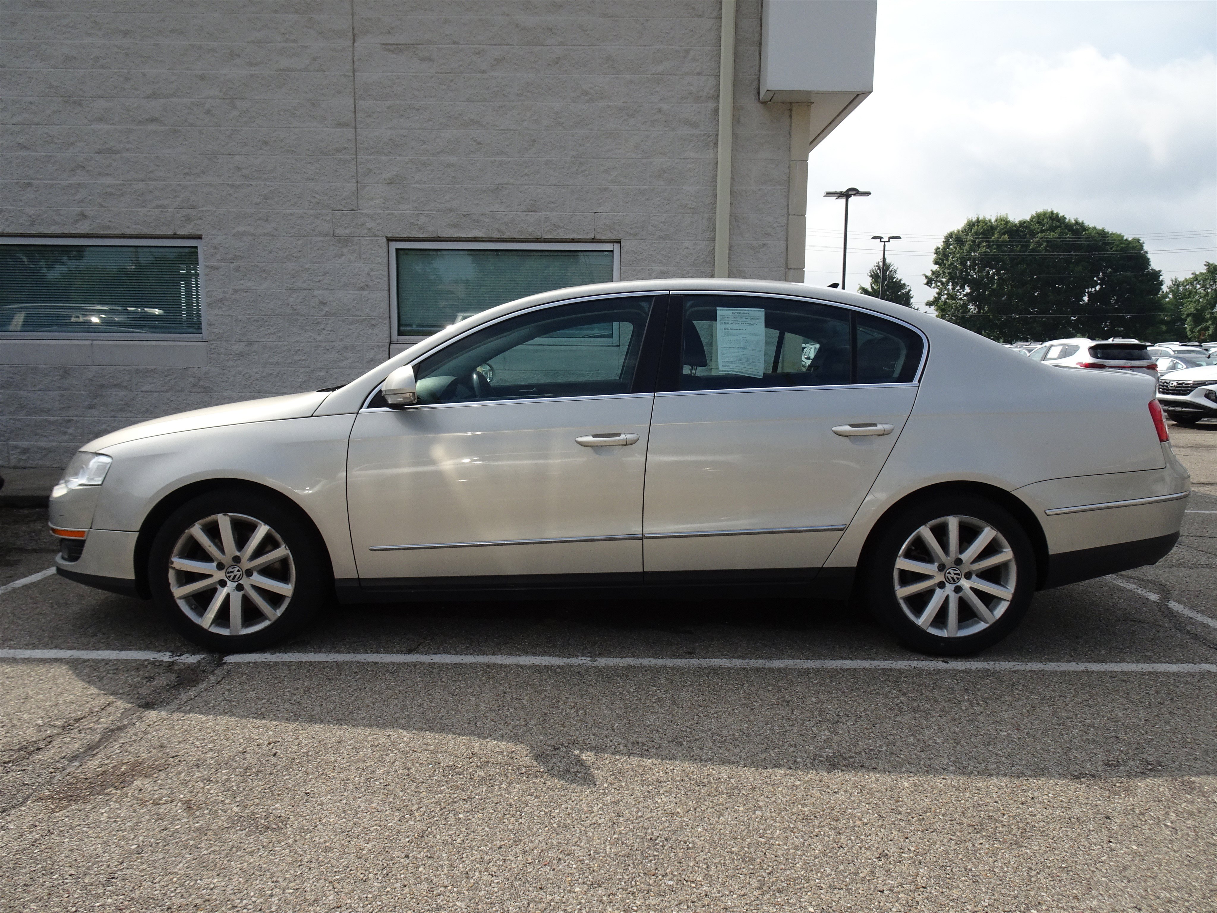 Used 2010 Volkswagen Passat Komfort FWD image 2