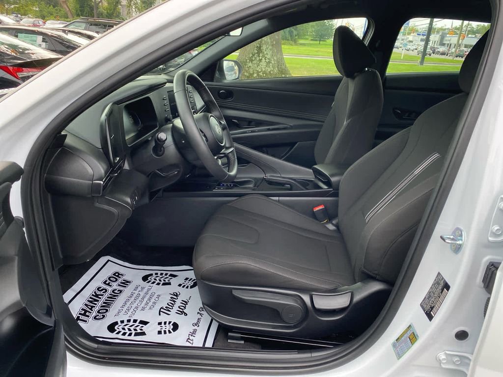 Certified 2025 Hyundai Elantra Sport image 11