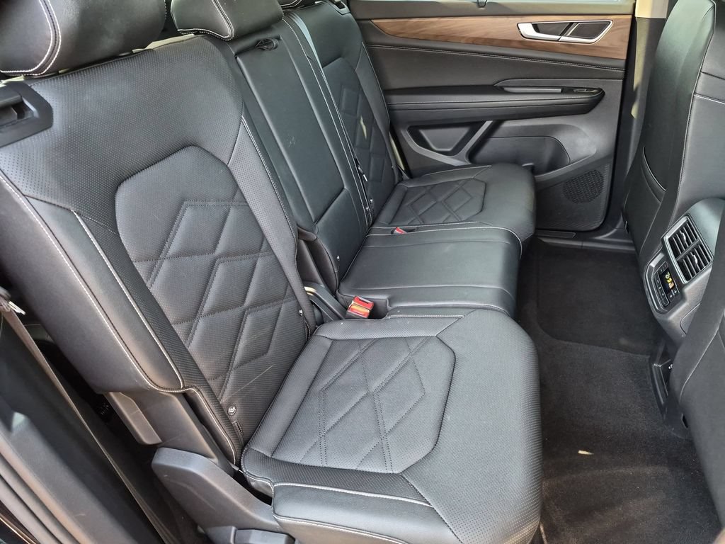 Used 2025 Volkswagen Atlas SE FWD image 30