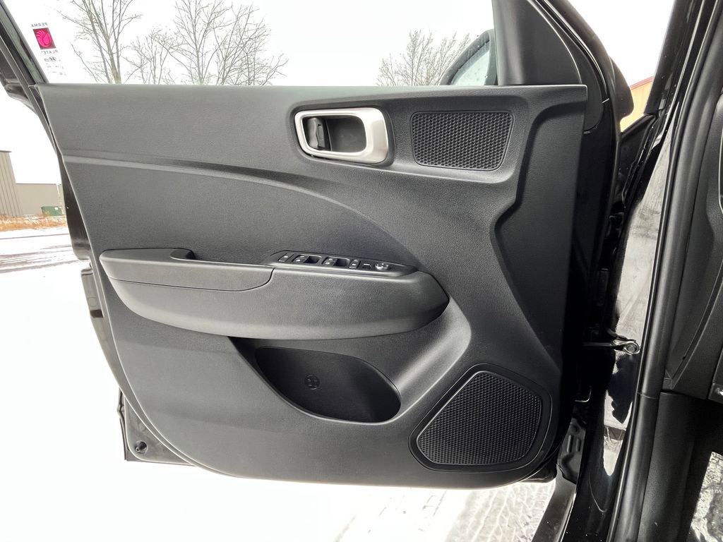 Used 2023 Hyundai Venue SE w/ Cargo Package image 9