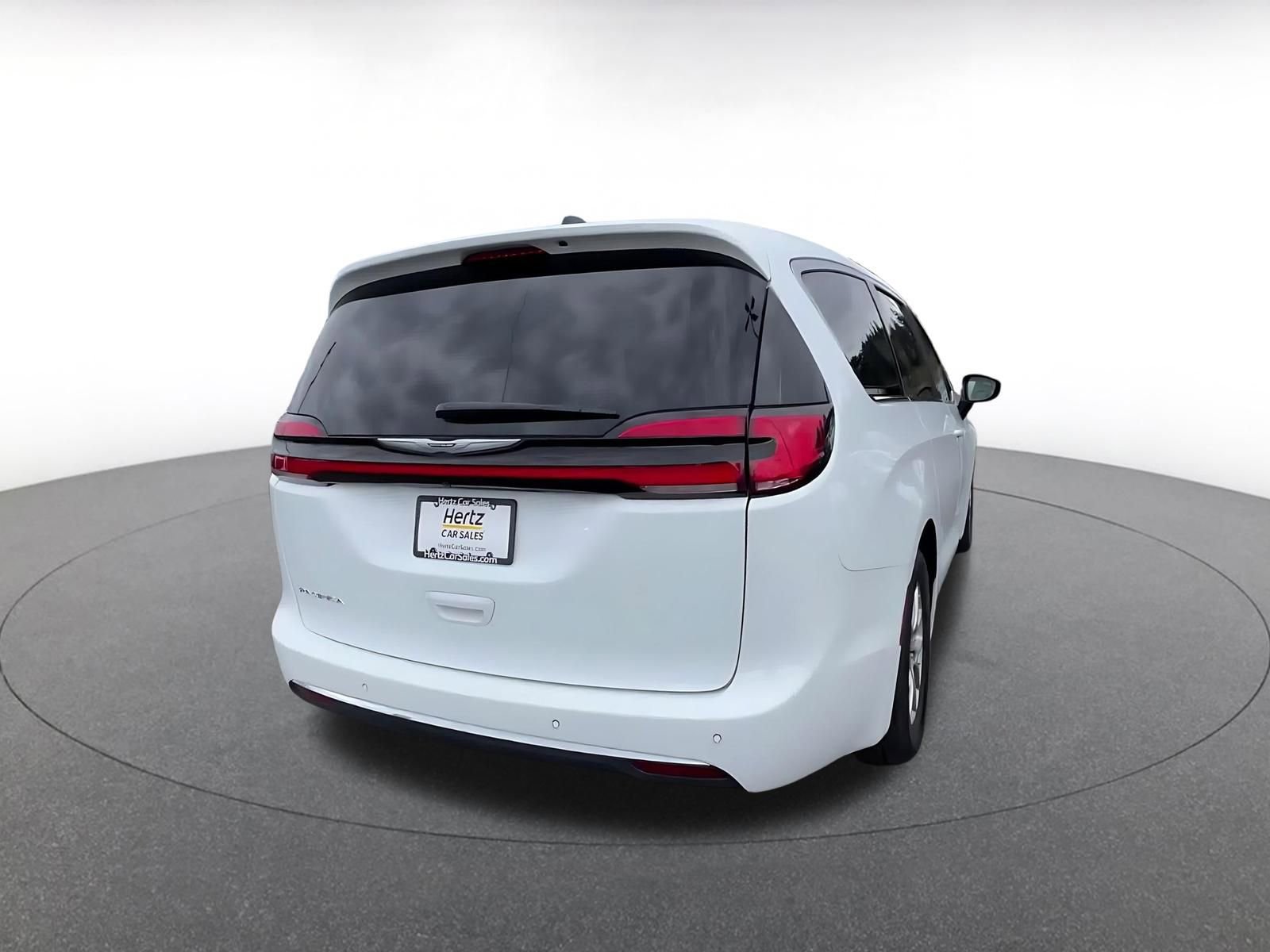 Used 2025 Chrysler Pacifica Select image 14