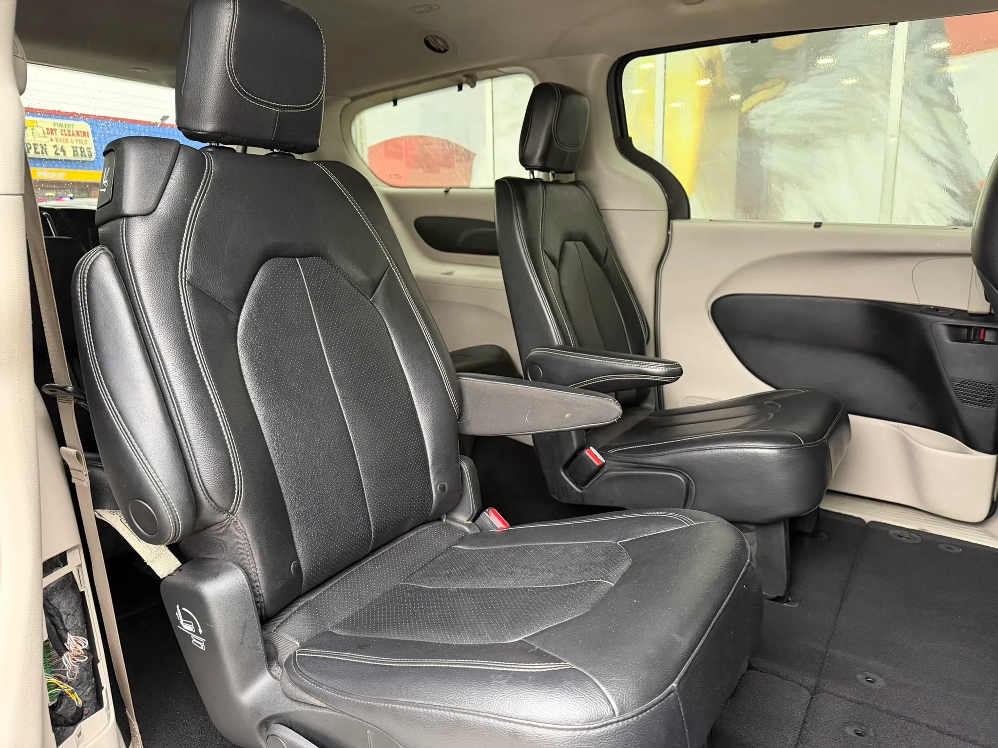 Used 2022 Chrysler Pacifica Touring-L FWD image 10