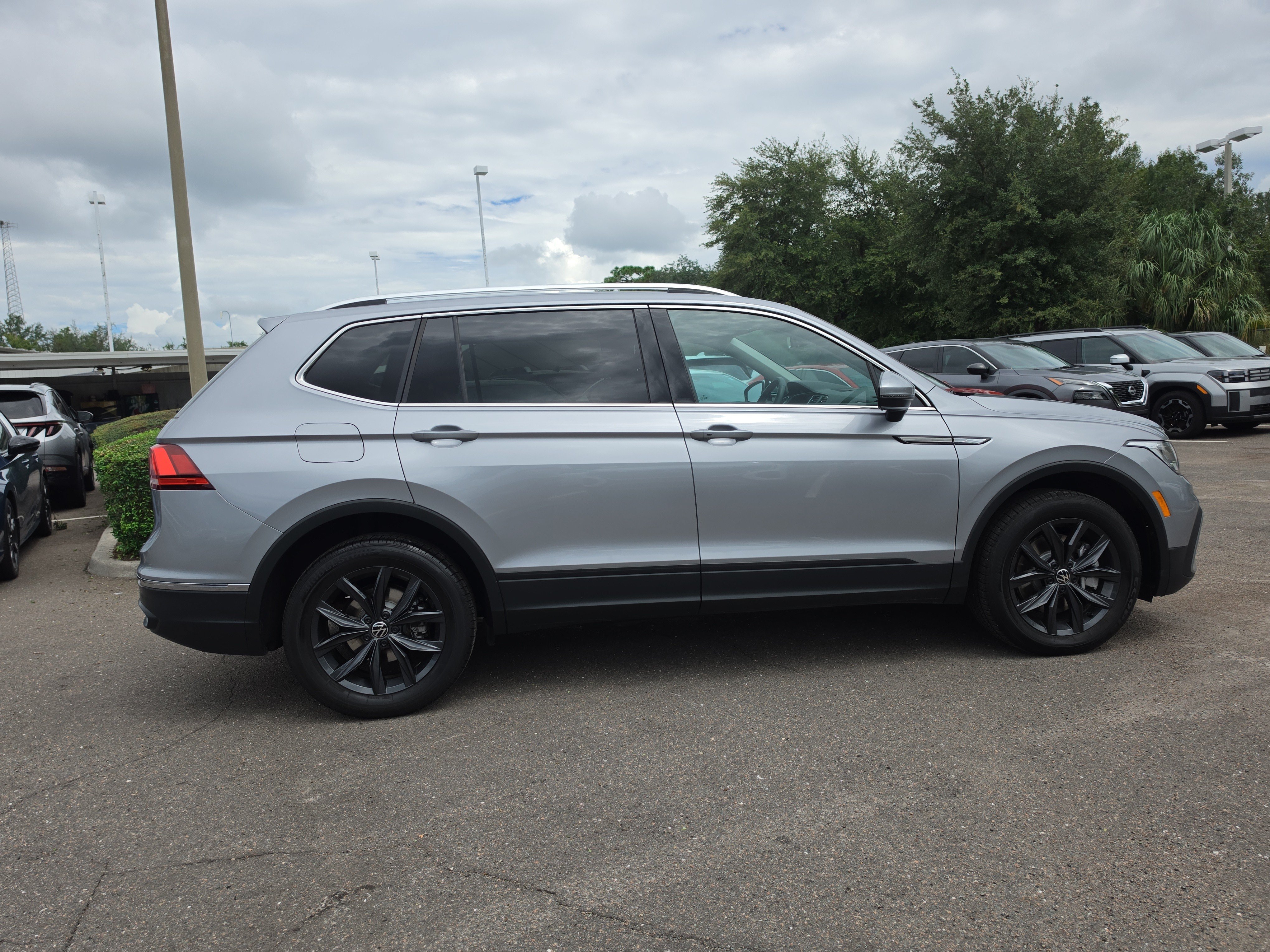 Used 2024 Volkswagen Tiguan SE FWD image 9