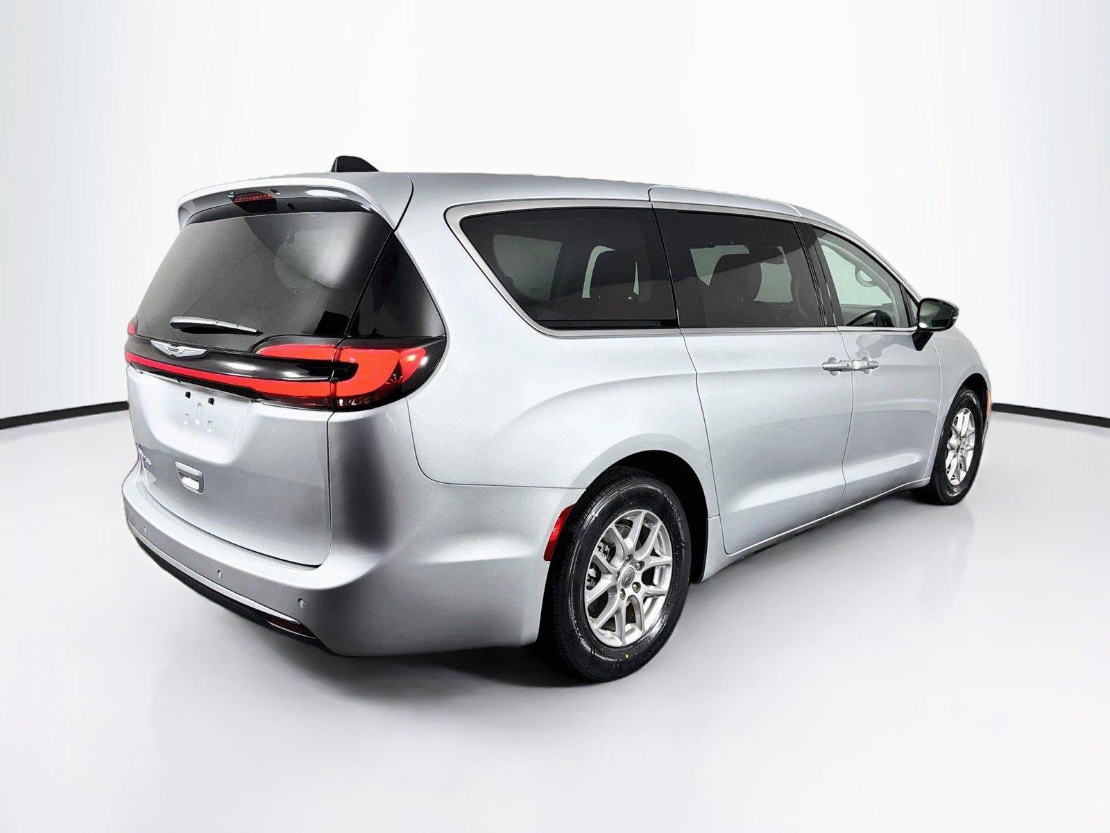 Used 2024 Chrysler Pacifica Touring-L FWD image 11