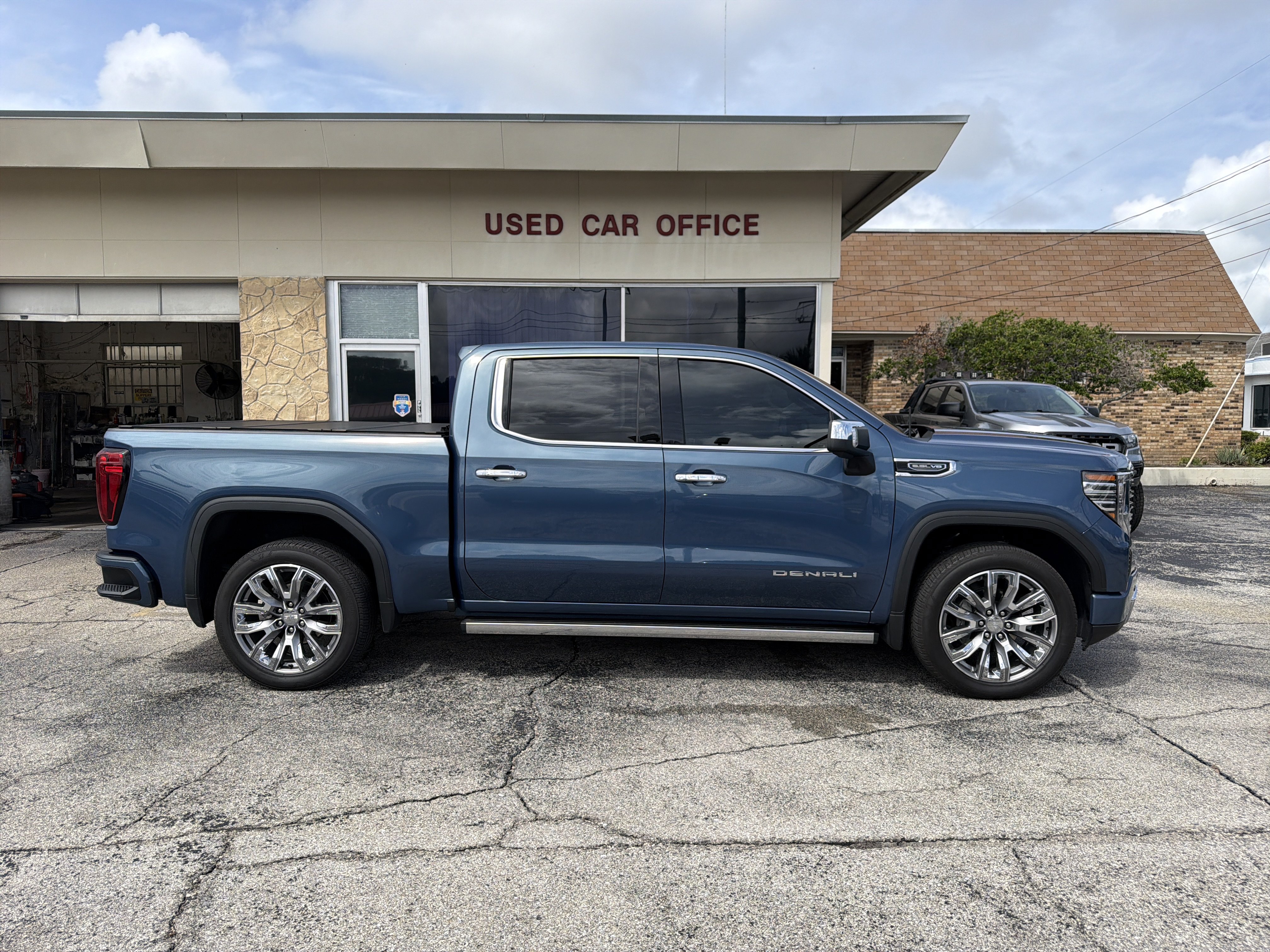 Used 2025 GMC Sierra 1500 Denali w/ Denali Reserve Package AWD/4WD image 2