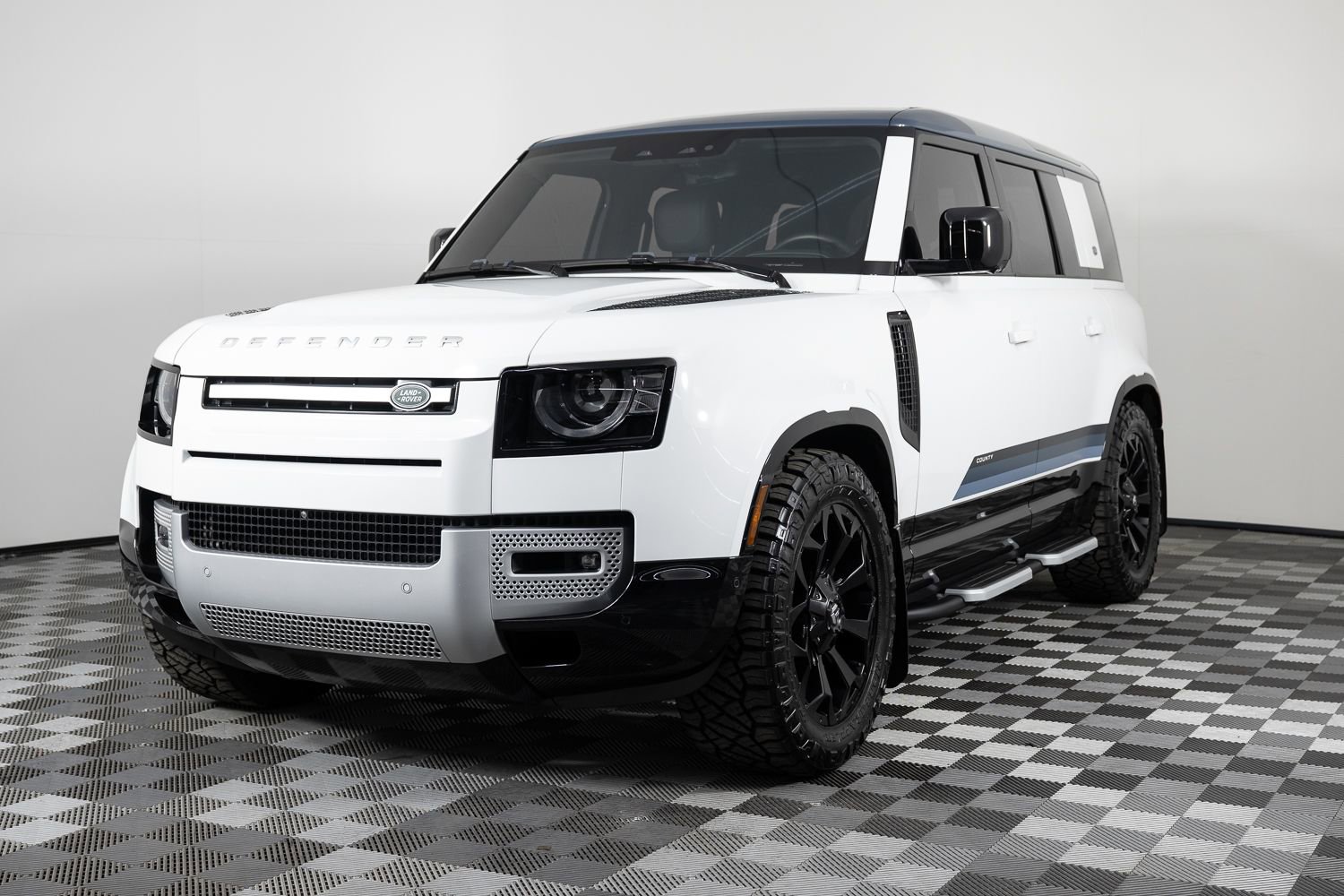 Used 2024 Land Rover Defender 110 SE image 2