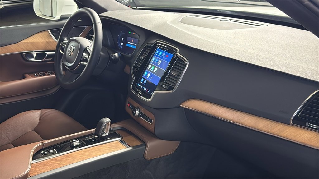 Used 2023 Volvo XC90 B6 Plus image 10