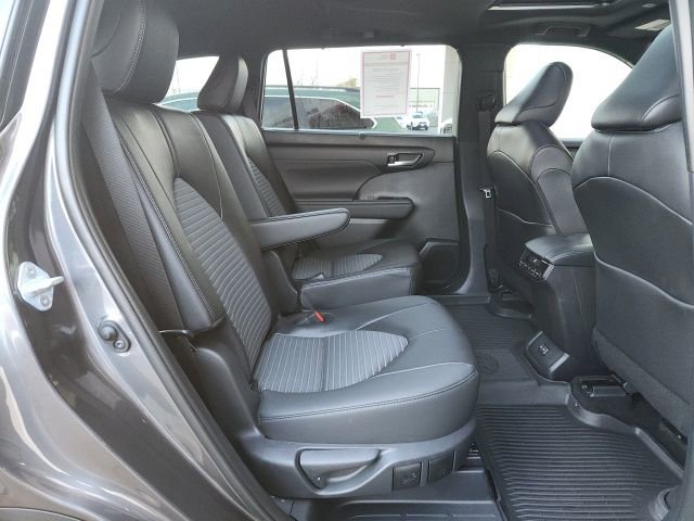 Used 2025 Toyota Highlander XSE image 28