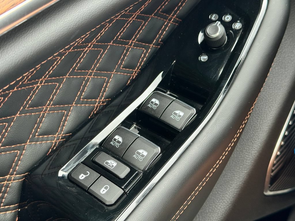 Used 2021 Jeep Grand Cherokee L Summit w/ Luxury Tech Group V AWD/4WD image 34