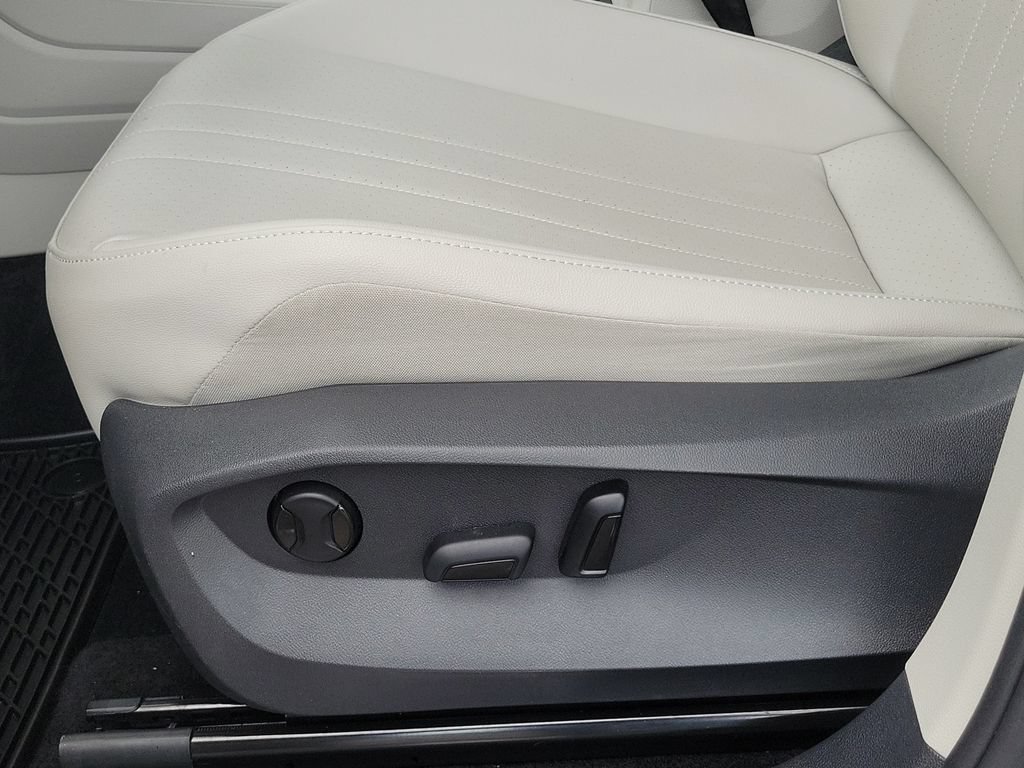 Certified 2023 Volkswagen Tiguan SE R-Line FWD image 27