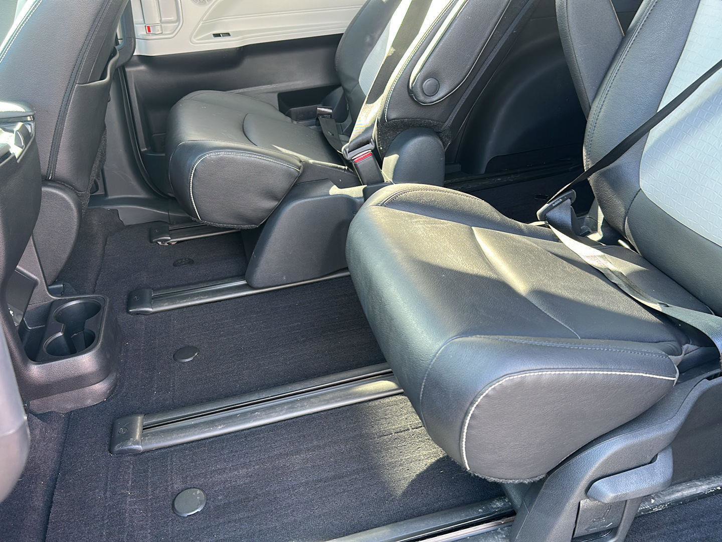 Used 2025 Toyota Sienna XSE w/ XSE Plus Package image 23