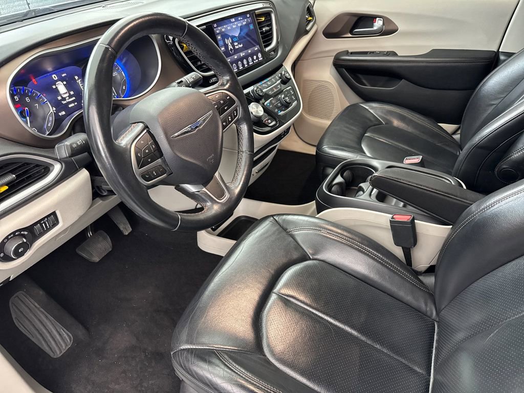 Used 2023 Chrysler Pacifica Touring-L image 9