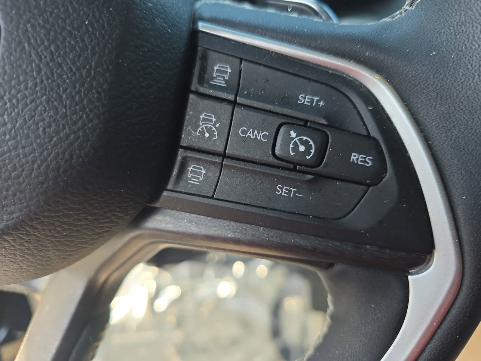 Used 2023 Jeep Grand Cherokee Limited w/ Black Appearance Package image 20