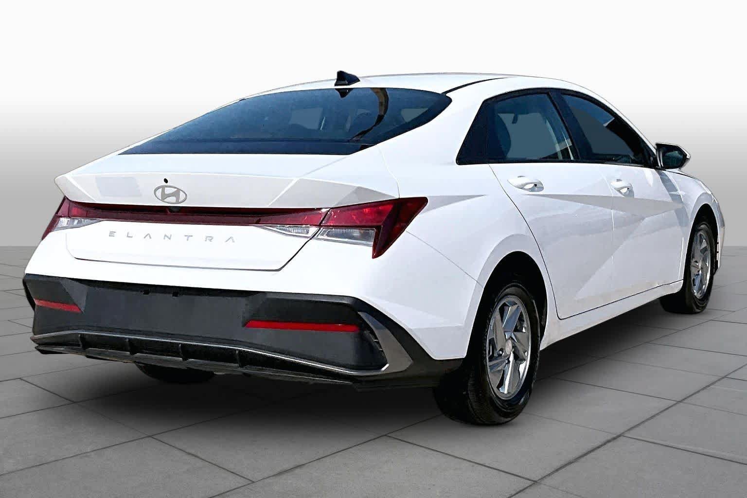 Used 2026 Hyundai Elantra SE FWD image 12