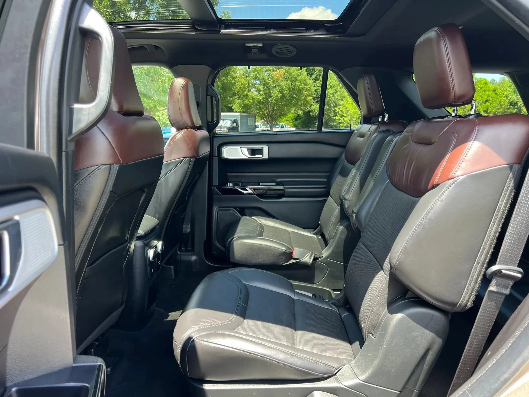 Used 2021 Ford Explorer Platinum w/ Equipment Group 601A AWD/4WD image 18