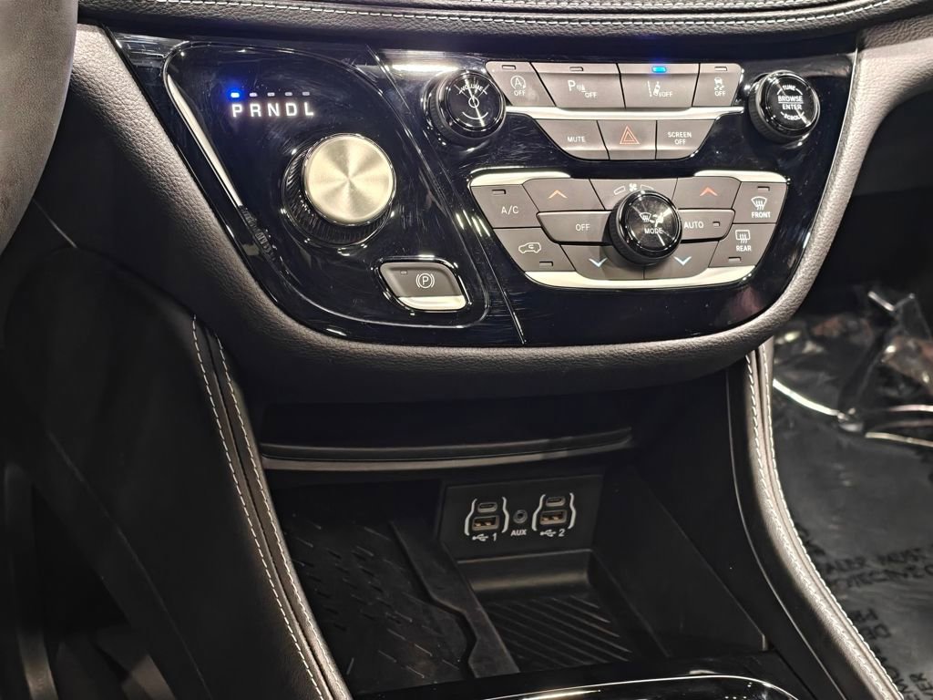 Used 2025 Chrysler Pacifica Limited image 8