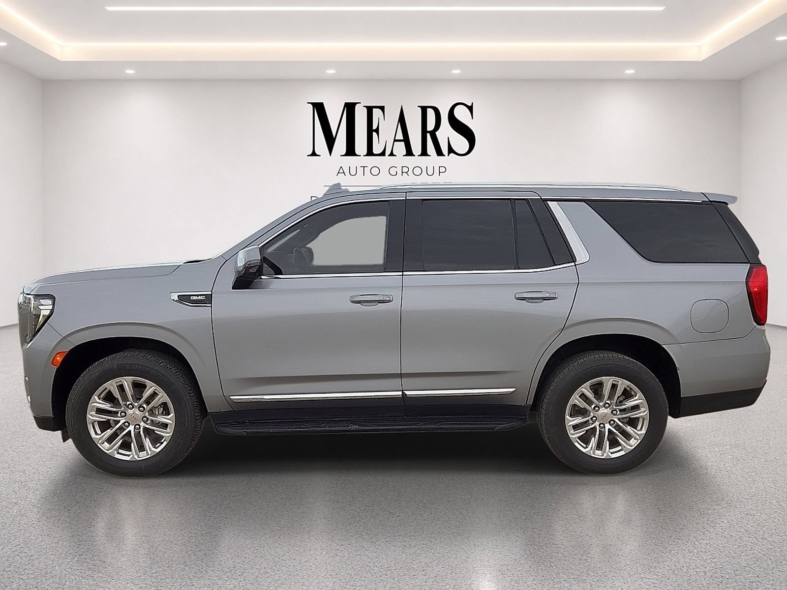 Used 2023 GMC Yukon SLT w/ SLT Luxury Package RWD image 2