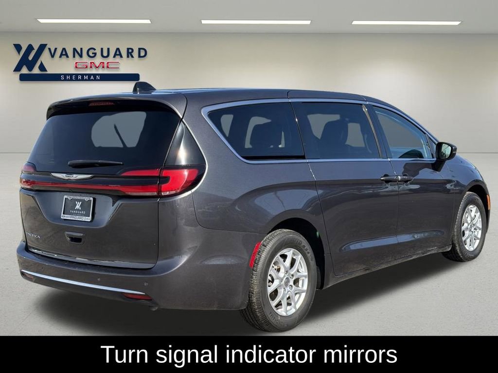 Used 2023 Chrysler Pacifica Touring-L image 7