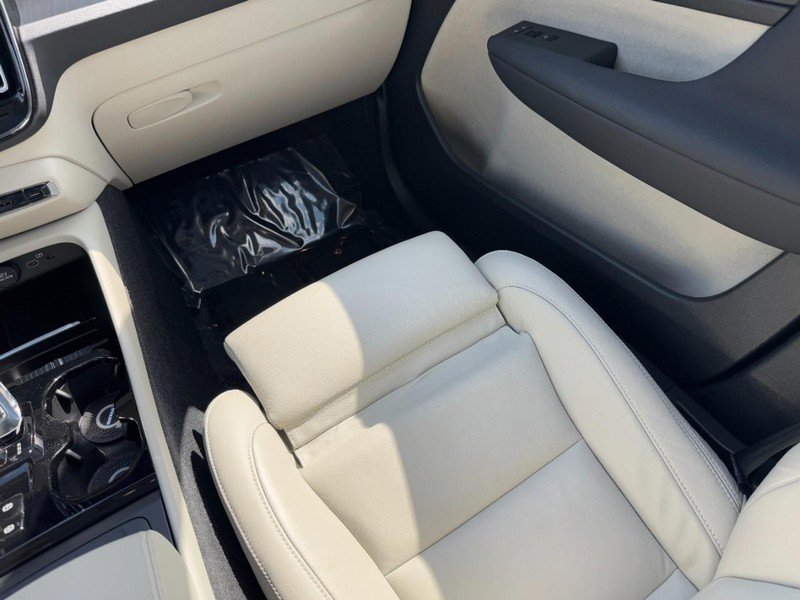 Certified 2023 Volvo XC40 B5 Ultimate w/ Protection Package Premier image 16