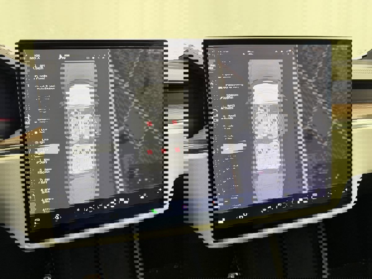 Used 2022 Tesla Model X image 25