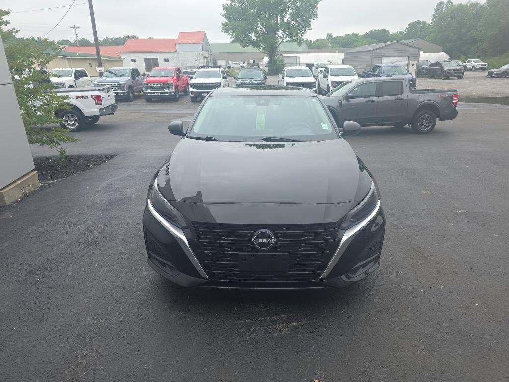 Used 2025 Nissan Altima 2.5 SV FWD image 3