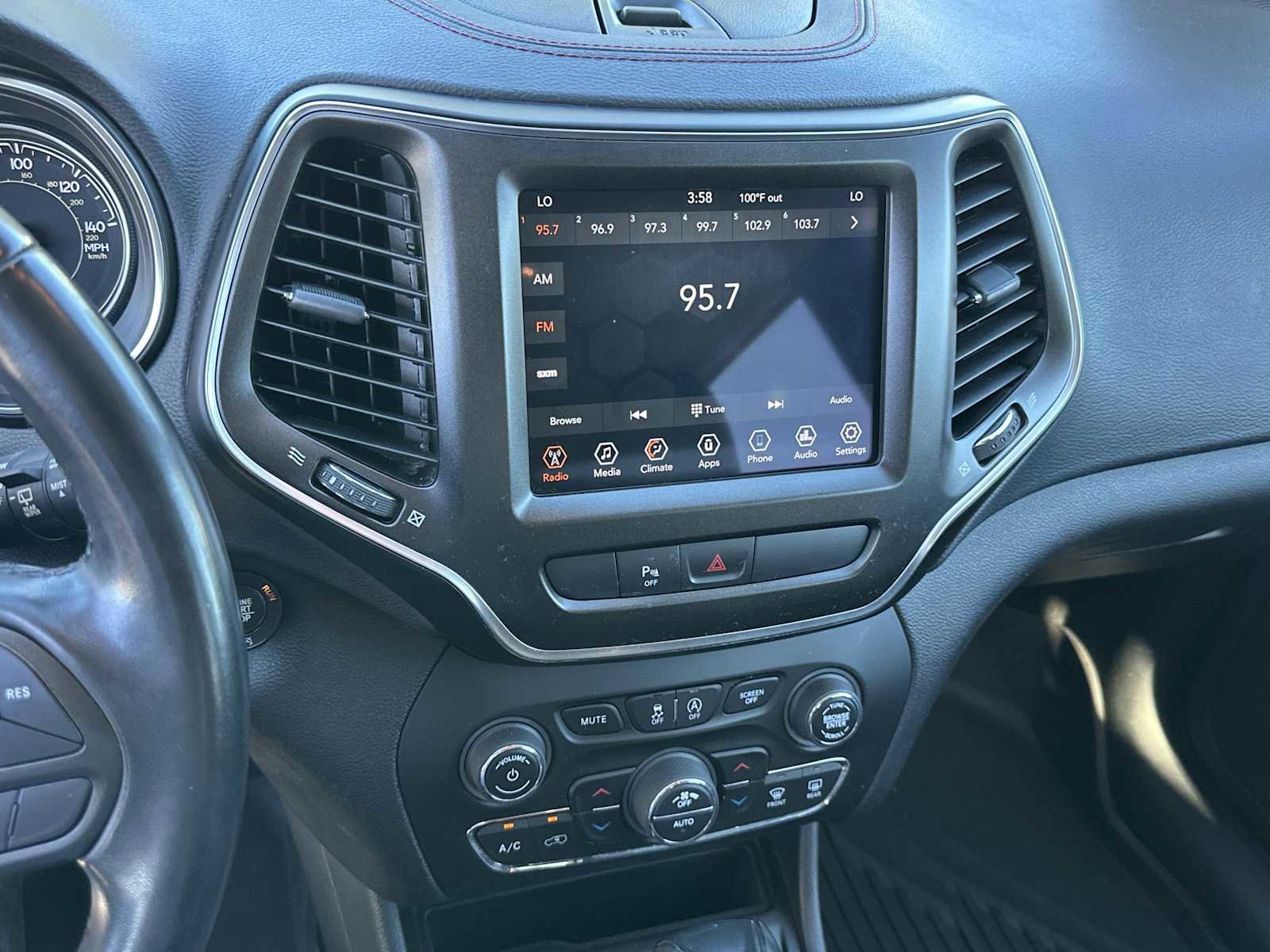 Used 2020 Jeep Cherokee Trailhawk image 23