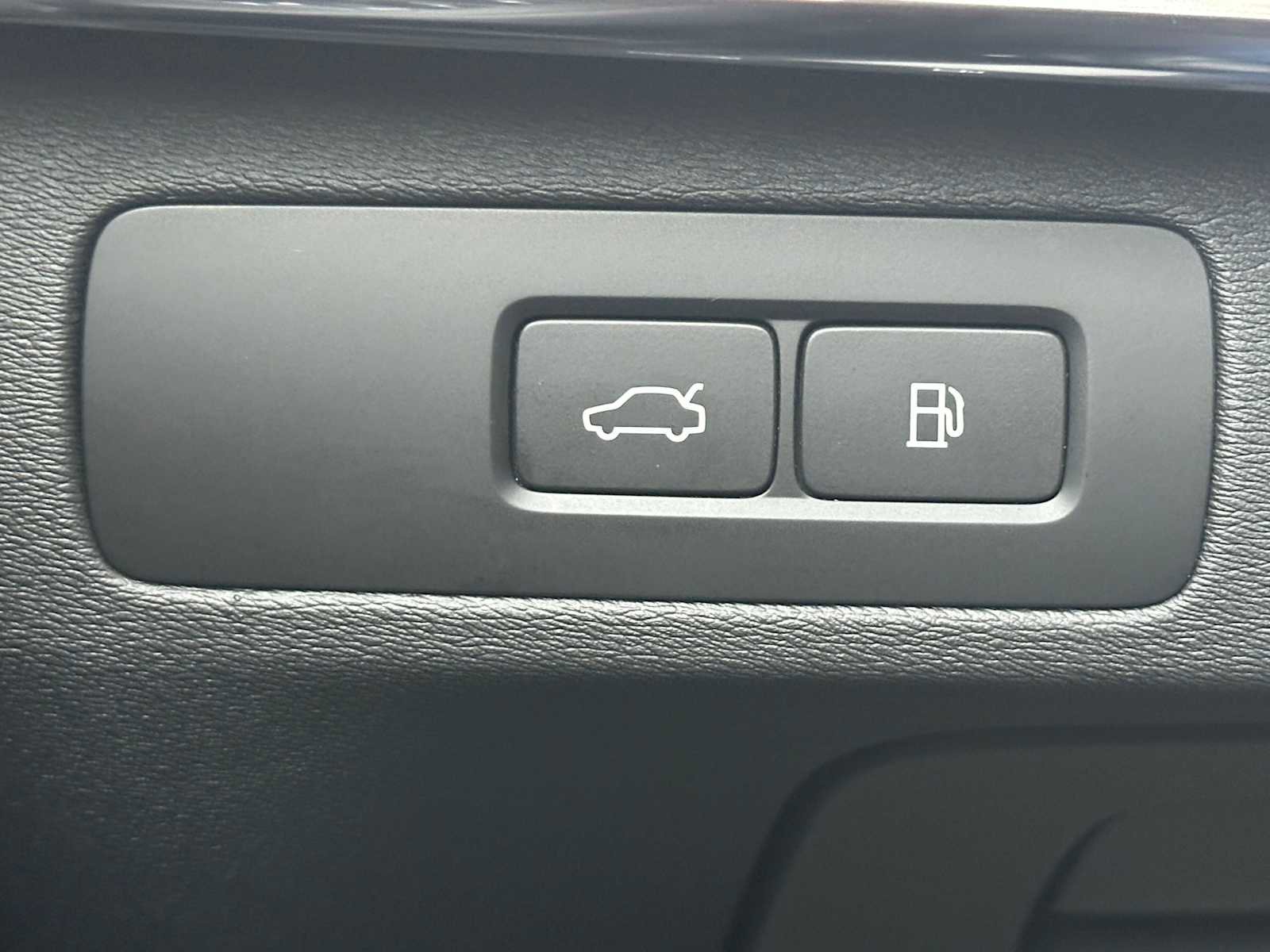 Certified 2023 Volvo XC90 T8 Plus image 41