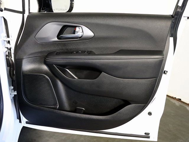 Used 2026 Chrysler Pacifica Select image 28