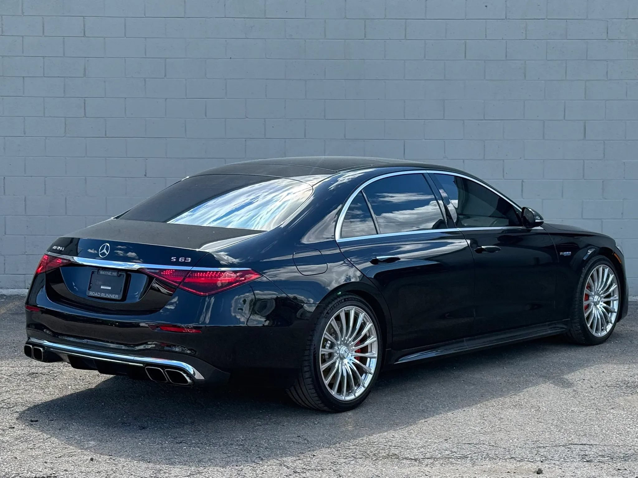 Used 2024 Mercedes-Benz S 63 AMG S w/ Carbon Fiber Exterior Package image 11