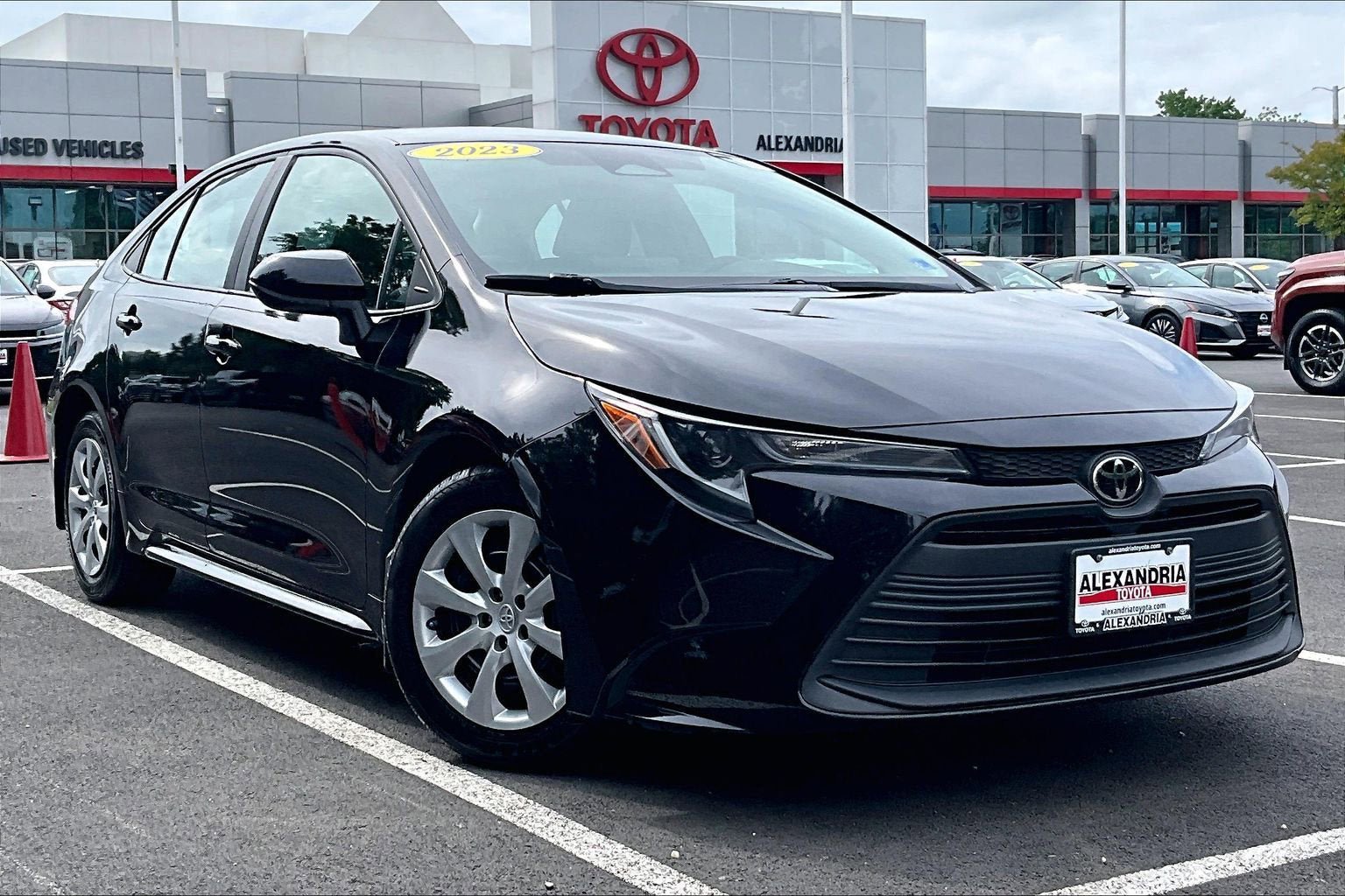 Used 2023 Toyota Corolla LE w/ Carpet Mat Package (TMS) FWD image 2