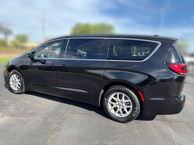 Used 2025 Chrysler Pacifica Select FWD image 3