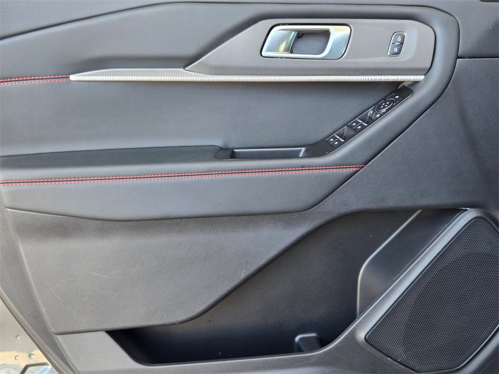 Used 2025 Ford Explorer ST-Line w/ ST-Line Street Pack image 11
