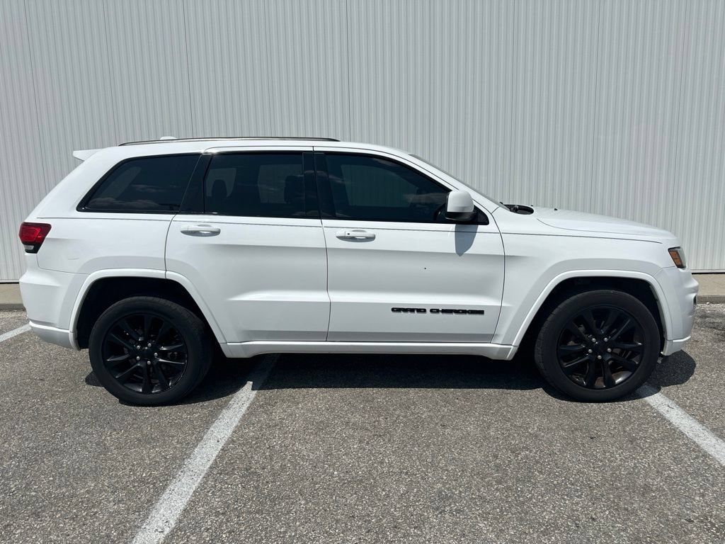 Used 2018 Jeep Grand Cherokee Altitude AWD/4WD image 9
