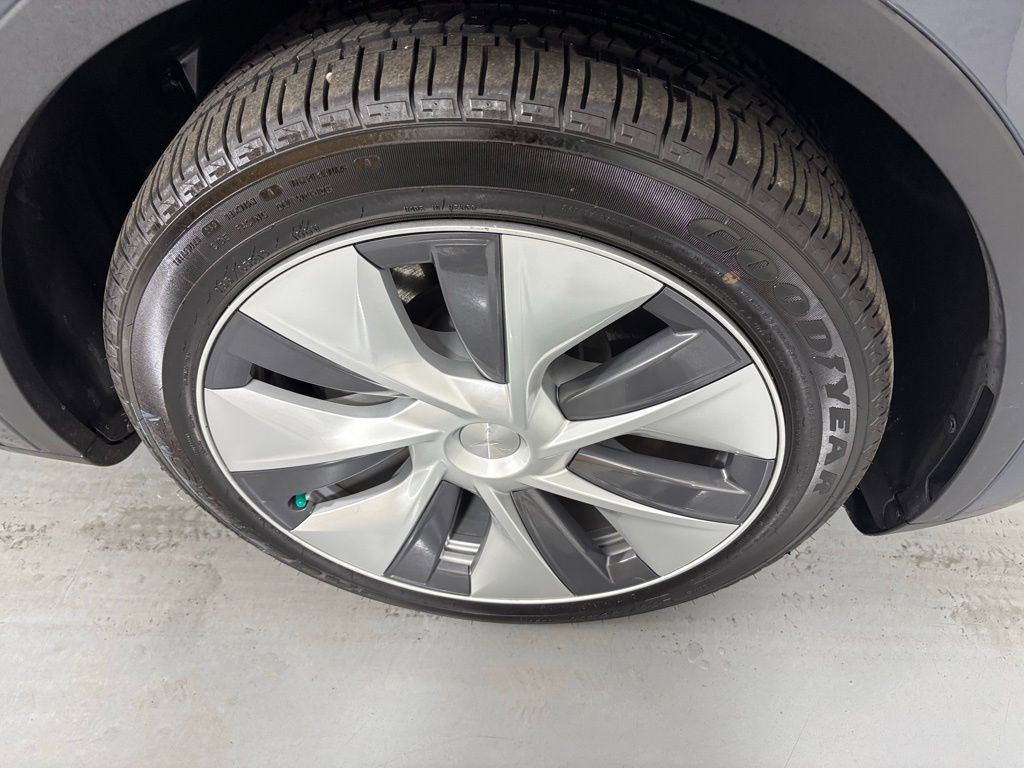 Used 2023 Tesla Model Y Long Range image 11