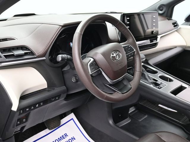 Used 2024 Toyota Sienna Platinum image 15