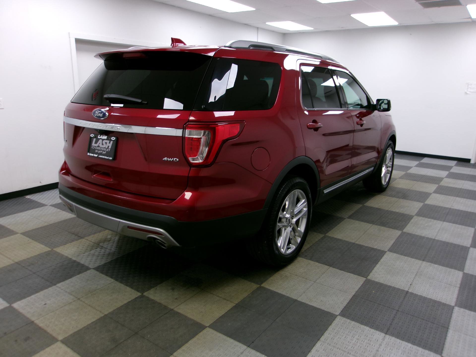 Used 2017 Ford Explorer XLT w/ Equipment Group 202A image 13