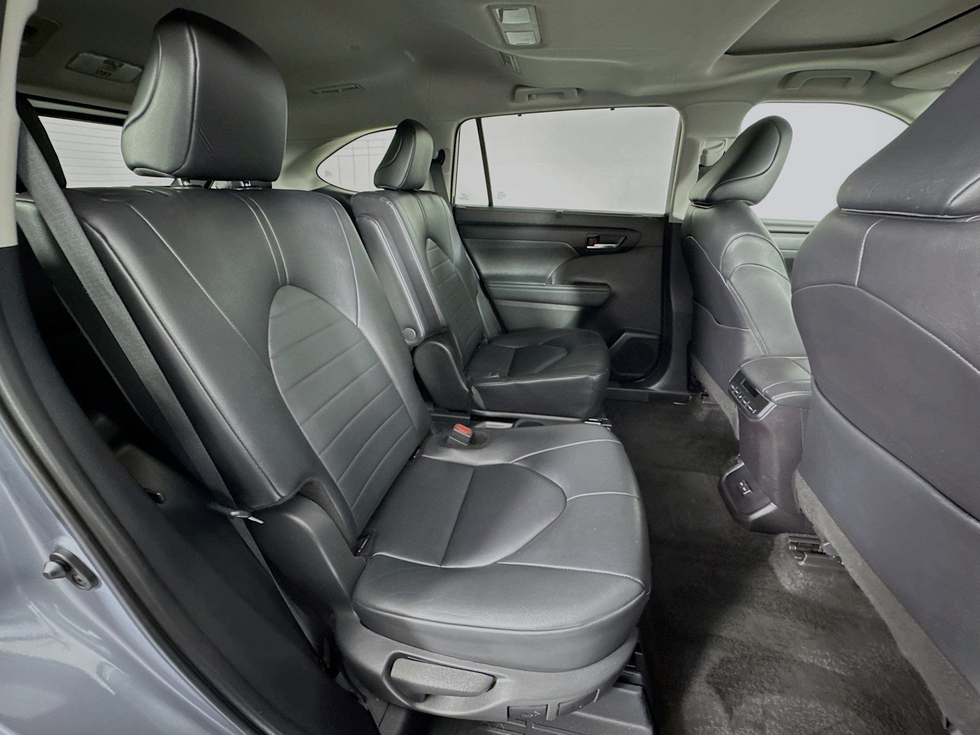 Used 2024 Toyota Highlander XLE AWD/4WD image 27